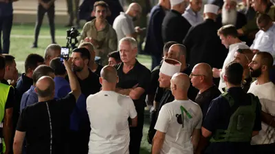 الوزير السابق بيني غانتس في موقع الحادث