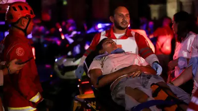 فرق الإنقاذ تخلي ضحايا الحادث