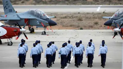 طيارون إسرائيليون في قاعدة حتسريم الجوية