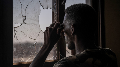 عنصر في الجيش السوداني يرقب عبر النافذة