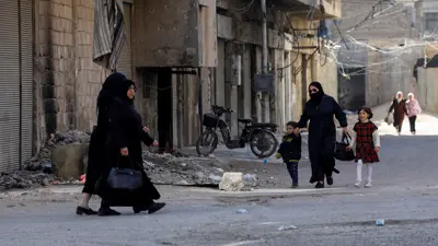 أشخاص يسيرون في أحد شوارع مدينة دوما السورية