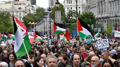 متظاهرون يرفعون الأعلام الفلسطينية في مدريد