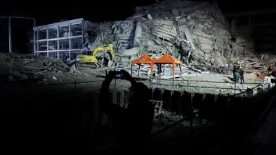 مبنى دمره الزلزال في ميانمار