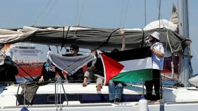 ناشطون يحملون العلم الفلسطيني على متن سفينة