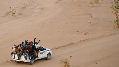 مهاجرون يعبرون الصحراء الليبية