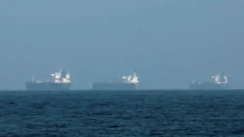  ناقلات نفط متوقفة في الخليج بعد غلق مضيق هرمز