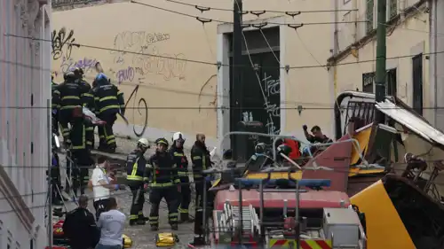 موقع حادث قطار "غلوريا" ورجال الدفاع المدني ينقلون ضحايا