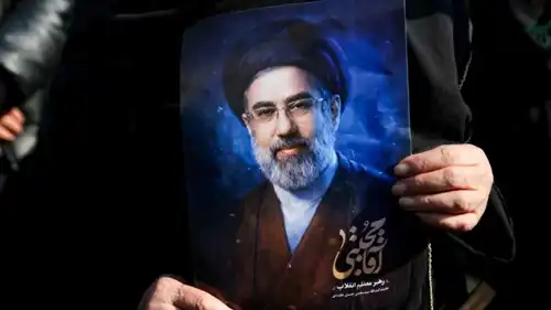 مجتبى في غيبوبة