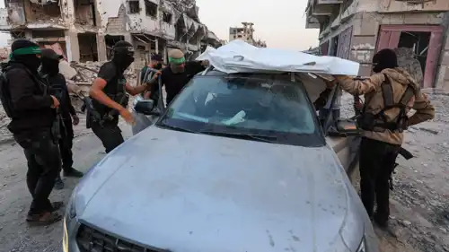 مسلحون من حركة حماس خلال البحث عن جثث رهائن في غزة