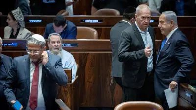 رئيس الوزراء الإسرائيلي في حديث جانبي مع غالانت داخل الكنيست ويبدو إيتمار بن غفير