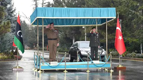رئيس الأركان العامة التركي (يمين) ورئيس الأركان العامة الليبي محمد علي الحداد (يسار)
