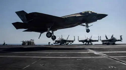 مقاتلات على متن حاملة طائرات أمريكية قرب إيران