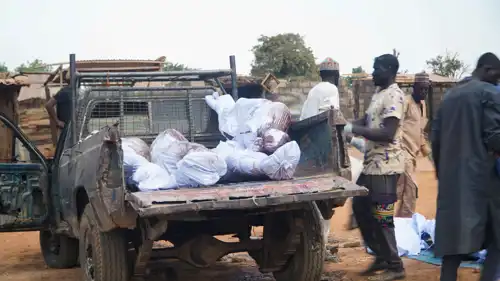 عربة تحمل جثث ضحايا هجوم ليلي في قرية وورو بنيجيريا