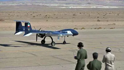 خبراء مسيرات إيرانيون خلال إحدى التجارب