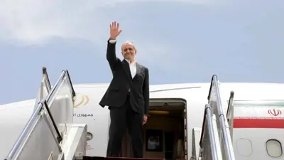 الرئيس الإيراني قبل مغادرته إلى مسقط