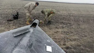 خبيران روسيان يتعاملان مع حطام مسيرة أوكرانية