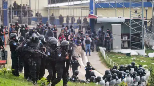 عناصر شرطة من غواتيمالا أمام مركز احتجاز