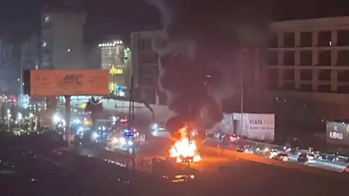 السيارة المستهدفة بالغارة والنيران تندلع فيها