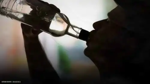 رجل يشرب الكحول