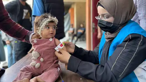 طفلة تتلقى العلاج في مركز للأونروا بغزة