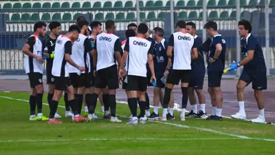 يانيك فيراير مع لاعبي الزمالك