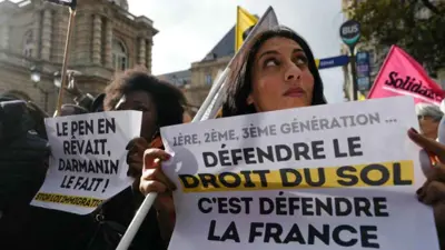 مظاهرة ضد قانون يشدد الهجرة في فرنسا