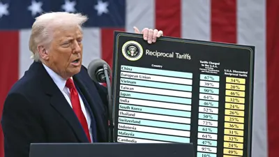 الرئيس ترامب يحمل مخططًا للتعريفات الجمركية