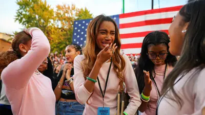 طالبة سوداء تبكي عقب إلقاء هاريس خطاب الخسارة