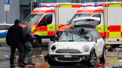 أفراد بخدمات الطوارئ في موقع الحادث بميونخ