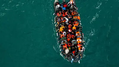 قارب مهاجرين في القنال الإنجليزي