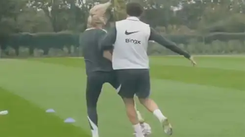 دييغو كوستا يسقط لاعبة تشيلسي أرضا