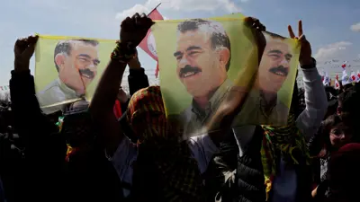 موالون لحزب العمال الكردستاني يرفعون صور مؤسسه أوجلان