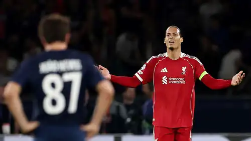 فان دايك في مباراة ليفربول وسان جيرمان