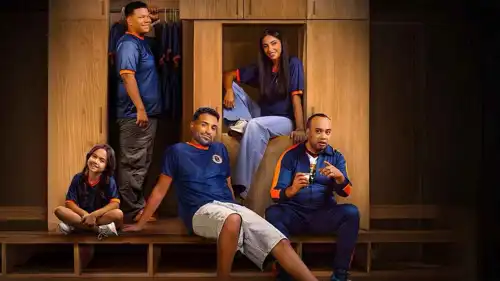 فهمي مع أبطال مسلسل "ابن النادي"