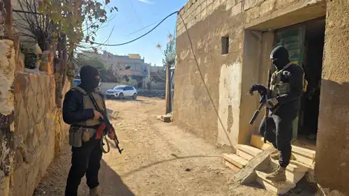 أفراد من الأمن السوري أثناء عملية المداهمة