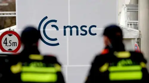 رجلا أمن أمام لافتة لمؤتمر ميونيخ للأمن