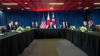 بايدن خلال اللقاء الثلاثي