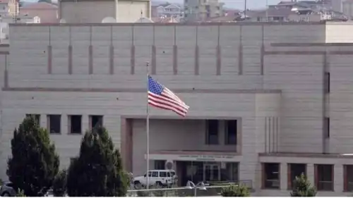 علم الولايات المتحدة أمام السفارة في بيروت