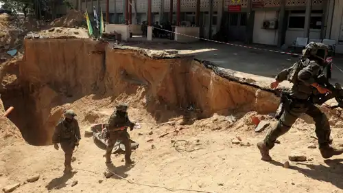 جنود إسرائيليون يخرجون من أحد الأنفاق في غزة