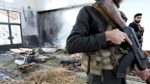 أفراد من قوى الأمن في مكان التفجير