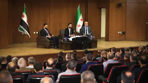 لقاء وزير الداخلية السوري أنس خطاب، مع عدد من ضباط منشقين عن النظام السابق