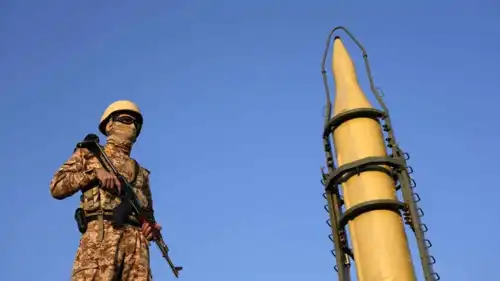 جندي إيراني يقف أمام صاروخ