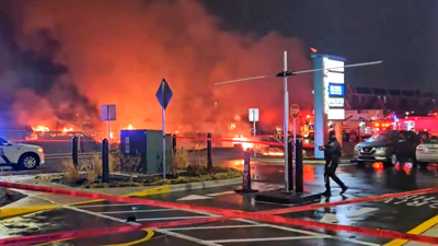 كوادر الإطفاء بالقرب من موقع سقوط الطائرة في فيلادلفيا