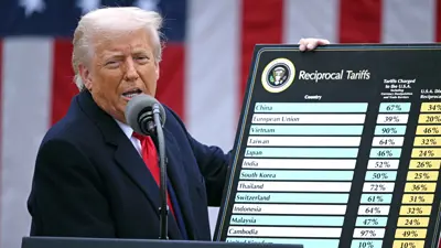 الرئيس ترامب يحمل مخططًا للتعريفات الجمركية