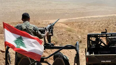 عنصر من الجيش اللبناني على متن مدرعة عسكرية