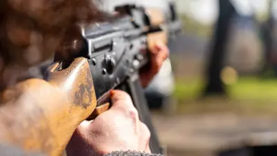 (قتل بالكلاشينكوف (تعبيرية