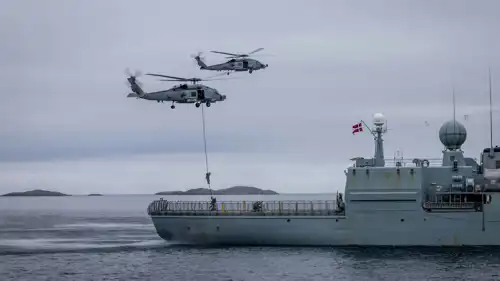 القوات الدنماركية خلال مناورة أوروبية مشتركة، غرينلاند.