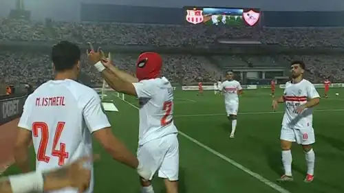 عدي الدباغ يرتدي قناع العنكبوت