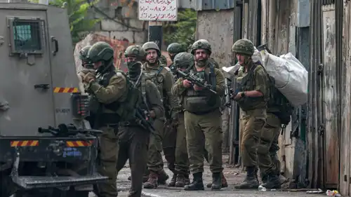قوات إسرائيلية تنتشر خلال مداهمة في نابلس