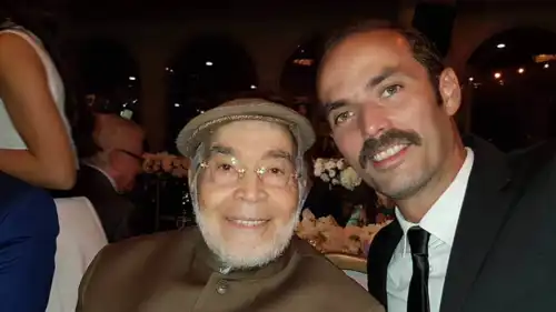 الفنان عمر حسن يوسف برفقة والده